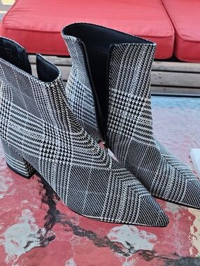Plaid Pointed Toe Ankle Boots - Black and White